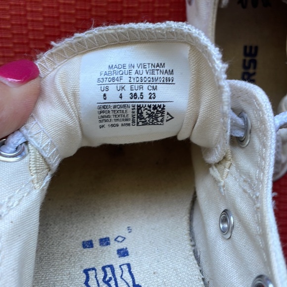 Converse all star chucks. Stretchy back slip on sneaker. Women’s size 6 - Picture 4 of 9